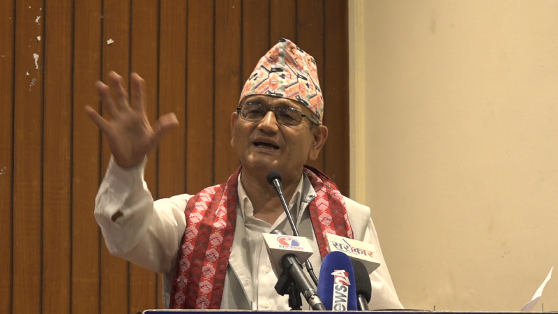 एमाले उपाध्यक्ष युवराज ज्ञवालीद्वारा लिखित 'आधुनिक युगको लोकतन्त्र' को लोकार्पण 
